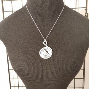 WOMEN'S CIRCULAR SILVER PLATED NECKLACE WITH A WHITE PEARL.